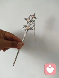 我为你准备了一组心理日签，适合每天一条，陪伴式输出。每条都配了话题标签，你可以直接复制使用。

---

📆 周一 · 开启周

新的一周不是用来“熬”的，是用来“过”的。
把大目标拆成小动作，焦虑就没了落脚点。
#心理日签# #周一早安#

---

📆 周二 · 情绪篇

情绪来了，别急着赶走它。
像接待一位突然到访的客人，倒杯茶，听听它想说什么。
它坐了坐，自己会走。
#情绪管理# #自我觉察#

---

📆 周三 · 关系边界

“不”是一个完整的句子，不需要解释。
边界感不是冷漠，是你对自己最基本的保护。
#人际心理# #建立边界#

---

📆 周四 · 自我价值

你今天存在的价值，不取决于你“做”了什么，
而在于你“是”谁——而这个人，本来就值得被爱。
#自我接纳# #自我肯定#

---

📆 周五 · 压力释放

压力不是敌人，它是身体在提醒你：
“你超载了，请放下一些不属于你的东西。”
今天，试着扔掉一件“应该”，捡回一个“想要”。
#压力管理# #心理减压#

---

📆 周六 · 休息日

休息不是奖励，是刚需。
像手机需要充电一样，你的心也需要静音模式。
今天，什么都不做，也是一种做。
#心理健康# #慢生活#

---

📆 周日 · 复盘与感恩

这一周，你挺过了几个难熬的瞬间？
请对自己说一声：辛苦了，我做得还不错。
感恩的不是大事，是那些微小而确定的撑住。
#感恩练习# #心理成长#

---

💡 运营小贴士（附赠）

1. 固定时间发：早8-9点或晚9-10点，养成粉丝阅读习惯。
2. 配图风格统一：简约文字海报、治愈系插画、天空或绿植实拍，视觉上“干净呼吸感”。
3. 互动钩子：每条文末加一句提问，比如“你今天有好好照顾自己吗？”评论区会自然活跃。
4. 系列化：可按月做主题，比如3月“情绪急救周”、4月“关系修复月”，增加持续关注理由。

---

如果你需要更多主题（比如焦虑应对、亲密关系、职场心理、亲子沟通），或者想要不同风格（更犀利、更温柔、更学术），告诉我，我可以为你定制。🌿配图