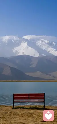 这一刻，世界很安静，像湖面的波纹慢慢沉下去。
不用急着说话，就站在这里，听风，等光。