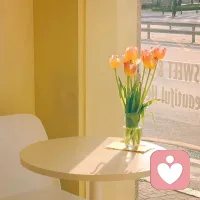 心理学里有个词叫「微小确幸」：
不是惊天动地的大事，
而是街角偶遇的一束花、一缕阳光。
这些细碎的美好，
是治愈焦虑、重建内心秩序的最好方式。
今天，也别忘了留意身边的小确幸。