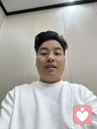 《心理咨询师 vs 心理倾听师：为什么需要一个“倾听”而不是“建议”？》

（基调：理性、科普、去污名化）

刚入驻平台时，很多人问我：“心理倾听师？你和心理咨询师有什么区别？”

这是一个很好的问题。很多人之所以不敢找人倾诉，是因为担心对方会直接给自己“做诊断”或“贴标签”。

我想在这里做一个澄清：倾听师更像是一个“情绪急救包”和“温暖的拐杖”。

在传统的社交关系中，我们太习惯“解决问题”了。
你跟朋友说最近失眠，朋友说“早点睡”；
你说工作压力大，长辈说“忍一忍就过去了”。
这些建议没错，但它们忽略了一点：当事人正在承受巨大的情绪张力。

作为一名专业的心理倾听师，我的核心技能不是“给方案”，而是 “共情与接纳”。

科学研究表明，当人们的情绪被命名、被接纳时，大脑中的杏仁核（情绪警报器）活跃度会显著下降。也就是说，“被理解”本身就具有疗愈作用。

我并不具备开具处方或进行深度精神分析的能力，但我受过专业的倾听训练：

1. 不评判： 无论你的想法在别人看来多么“离经叛道”，在这里都是安全的。
2. 不打断： 让你完整体验情绪流动的过程。
3. 不指导： 我相信你才是自己生活的专家，我能做的是帮你理清思绪。

如果你正处于人生的迷茫期，或者只是觉得心里堵得慌，不需要马上预约昂贵的长期咨询，也许可以先试试“倾听”。

给我一小时，我不一定能让你的人生翻天覆地，但起码，我会让你觉得：“说出来，真的好多了。”配图