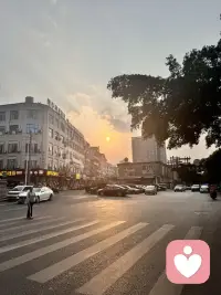你的情绪，值得被听见

有时候，你是不是也会有这样的感觉：

明明心里有很多话想说，翻遍通讯录却找不到一个合适的人。不想给朋友添麻烦，怕家人担心，有些情绪甚至连自己都觉得“不至于吧”。

于是，你把那些话又咽了回去。

它们没有消失。夜深人静的时候，它们偷偷跑出来；工作分心的时候，它们让你莫名烦躁；甚至面对最亲近的人，你也突然没了耐心——你知道自己不对劲，却说不清到底怎么了。

其实，你不需要一个帮你解决问题的人。你需要的是一个人，安安静静地听你说完。

我是一名心理倾听师。我的工作不是评判你，不是指导你，更不是告诉你“应该怎么做”。

我的工作是——听你说。

你可以说那些“不该说”的话，哭那些“不值得哭”的事，哪怕是琐碎的、重复的、没有逻辑的唠叨，我都会认认真真地听。我不会打断你，不会敷衍你，更不会把你的脆弱当成笑话。

因为我知道，很多时候，我们需要的不是一个答案，而是一个允许自己“不坚强”的空间。

在这里，你可以放下所有的伪装。你可以叹气，可以沉默，可以语无伦次。你不需要准备什么，也不需要证明什么。你想说什么，我们就聊什么；你不想说，我们就安静地待一会儿。

你不是矫情，你只是太久没有被认真听过了。

我在这里，等你来聊聊。

私信我或点击下方卡片下单，让我陪你坐一会儿。配图