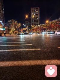 每个人的生活都是一样的有苦有甜，不一样的是人们的心态。与其在埋怨中度过，不如转变心态。埋怨只能证明无奈，生活不相信懦弱。