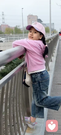 [

真正的家庭教育，
不是你教给孩子多少道理，
而是你愿意花时间，
陪他走过一段路、看一处风景、聊一段心事。
 
孩子的安全感、自信心、抗挫力、幸福感，
都藏在这些不慌不忙、用心相处的时光里！配图