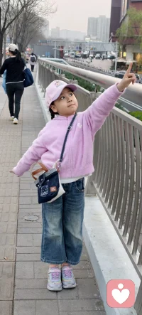 [

真正的家庭教育，
不是你教给孩子多少道理，
而是你愿意花时间，
陪他走过一段路、看一处风景、聊一段心事。
 
孩子的安全感、自信心、抗挫力、幸福感，
都藏在这些不慌不忙、用心相处的时光里！配图