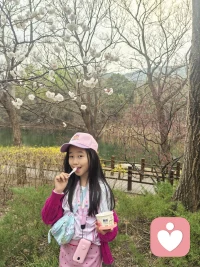 孩子最渴望的，其实不是昂贵的礼物，而是来自父母的认可与欣赏。
 
每一个孩子，内心都深爱着我们，也渴望被我们看见。无论他在外面遭遇了什么，经历了怎样的挫折，只要回到家，爸爸妈妈就是他最坚实的靠山！
 
请试着张开温暖的怀抱，用温柔且欢喜的语言，积极热情地回应孩子的每一次呼唤、每一份分享。不要吝啬你的赞美，也不要急着评判得失。配图