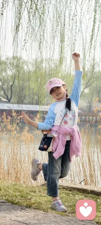 面对裁员潮与岗位稀缺的现实，年轻人不仅要扛着生存的压力，更要独自消化内心的自我怀疑。他们怕自己不够优秀，怕让父母失望，那份藏在电话那头的委屈与愧疚，往往是最沉重的枷锁。配图