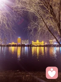 写在哈佛校训里的6句话：

1.我所荒废的今日，正是昨日死去之人所奢望的明天;

2.请享受无法回避的痛苦;

3一般觉得自己为时已晚的时候，恰恰是最早的时候;

4.没有人能随便成功，它来自彻底的自我管理和意志;

5.学习时的痛苦是暂时的，学不到的痛苦是终身的;

6.今天不走，明天要跑。