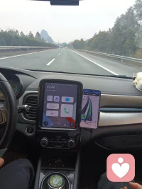 小时候，总盼着着快点长大，去远方看看世界。
如今，车开得再远，心却总在回头望。
窗外的树一颗颗向后退像极了那些回不去的旧时光。
而我，正踩着油门，追赶着那些被我落下的温暖！