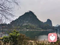 山水不语，却能治愈人心！
再忙再乱！也要像这漓江水面一样，保持内心的澄澈与平静！
情绪稳住！问题就能解得开！
#心理疗愈 #桂林山水 #情绪管理配图