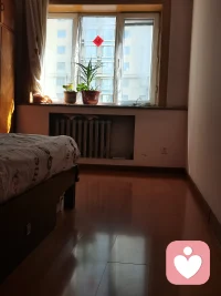 每次回到家里都会有一双温在暖气上的棉拖鞋。
家很温暖。
勤劳如我，把地板擦亮。
也为家增添一份温度。
我们都值得美好而又宁静的生活。配图