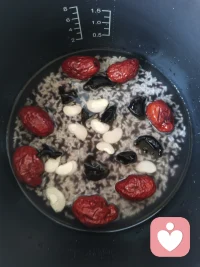 主食黑白配
软乎乎的蛋羹搭配鲜咸的辣白菜土豆片
开启美味午饭的准备工作。
胃！暖起来配图