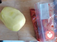 主食黑白配
软乎乎的蛋羹搭配鲜咸的辣白菜土豆片
开启美味午饭的准备工作。
胃！暖起来配图