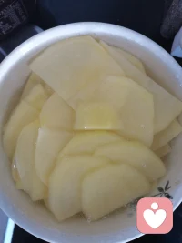 主食黑白配
软乎乎的蛋羹搭配鲜咸的辣白菜土豆片
开启美味午饭的准备工作。
胃！暖起来配图