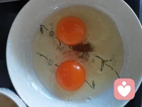 主食黑白配
软乎乎的蛋羹搭配鲜咸的辣白菜土豆片
开启美味午饭的准备工作。
胃！暖起来配图