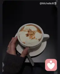 灵魂经过夜的熬煮
总会在某一刻
精疲力尽
我们足够努力的现在
一定会有发光的时刻
我会一直在配图