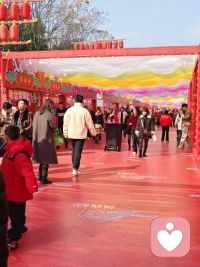 有阳光，有人群，放下一切不愉快，享受当下，便是最好的时节配图