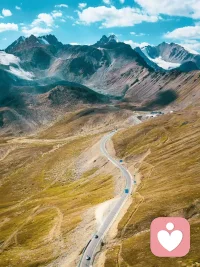 成年人只能筛选，不能教育。哪怕一个人再聪明，他想改变别人，本质上还是笨蛋。因为智者只改变自己。

善良很有用，但有条件。你得优秀，你得漂亮，你的善良才更有价值。

如果你自身不够强大，认识谁都没用，所谓的“人脉”也只是个笑话。

看另一半爱不爱你，看对方的眼神就知道了。爱你的人看你的时候，眼睛一定是泛光的。不爱你的人看你的时候，眼睛一定是无神的。

朋友给我们介绍了一个活，我们赚了500,你直接给他转300,不要怕吃亏，你放心好了，只要你转了，你天天有活干。

做人要学刘备，做事要学曹操。谋事，先要学会谋人，任何事情都是与人和谋的结果，所以，琢磨事必先琢磨人，谋划事必先谋划人。

不敢生气的是懦夫，不去生气的才是智者。如果你是对的，你没必要发脾气；如果你是错的，你没资格去发脾气。

工作最大的价值，不是让你获得多少荣誉，而是让你有成长的机会。没有邀请你的活动，一律不追问。没人觉得你是万能的，但是，你还是要自己努力，因为学习是抵御年龄增长的唯一武器。