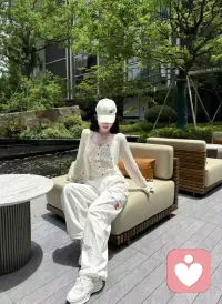 有灵性的女孩反差感特别强，人格魅力让人根本招架不住。她眼睛亮得像小孩，骨子里带着天真，平时相处看着有点傻呼呼，安安静静的不太合群，外表清纯温和，像个听话的乖乖女。
可实际上她心里藏着山河城府与清醒傲骨。她看似不问世事、柔软单纯，从不爱与人争执，待人温柔又包容，实则人心冷暖、世事规则看得通透彻底。那些旁人看不透的人情世故、真假善恶，她心里一清二楚，只是不屑于算计，懒得随波逐流。
她的天真从不是懵懂无知，而是历经琐碎依然选择纯粹：她的安静也不是怯懦软弱，而是独处修心的从容笃定。看似柔软可欺，骨子里却藏着极强的底线和韧劲。遇事从不慌乱，低谷时能自愈沉淀，遇事清醒独立，有着超乎年龄的沉稳与通透。
她不爱扎堆合群，是因为精神世界足够丰盈。别人沉迷世俗纷扰、纠结人情得失时，她早已跳出浮躁内耗，默默沉淀自己。温柔是她的皮囊，清醒是她的内核，纯粹是她的选择，风骨是她的底色。这份极致的反差，干净又高级，自带治愈又迷人的气场，让人一旦读懂，便再也移不开目光。