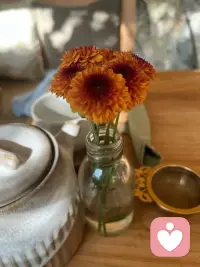 找男人的意义，是撑腰，是兜底，不是在你有事的时候，站在对面评判你。一个男人最大的魅力：是用稳定的情绪接住你的慌乱，用实际行动解决眼前难题。人在谷底：要的是共情，不是大道理，要的是靠山，不是审判官。