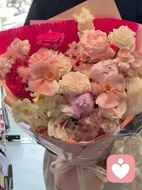 最近刷到一条很暖的新闻，何猷君在法国，给奚梦瑶补办了迟到七年的婚礼。这对相差六岁的姐弟恋，一直备受关注。
何猷君出身豪门，又是麻省理工学霸，如今事业做得风生水起，但他和奚梦瑶之间，并不是大家想的那样单方面付出。两个人更像是互相成就：节目里能明显看出他特别爱奚梦瑶，而在日常相处中，奚梦瑶也带着他学会了很多人情世故。
 
我特别认同他说的一句话：结婚是两个人的事，自己的小家庭，永远要放在第一位。
其实仔细想想，婚姻本来就不是一锤子买卖。我们爱上的，是此时此刻完整的对方。随着时间推移，每个人都会改变，所以长久的婚姻，就是不断重新认识彼此，一次次选择对方。
 
这大概就是婚姻里最动人的浪漫吧：不管你处在人生哪个阶段，光鲜也好、疲惫也罢，我都会一直爱着你。
聊个话题，现在的你，还相信爱情吗？