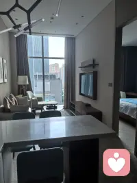 最有力量的爱，从来不是“我替你扛”，而是“我相信你。

小时候学骑车，父亲在后面扶着后座，你摇摇晃晃往前蹬。某个瞬间你回头一看，他早就松手了，站在远处冲你笑。那一刻你慌了，但也就在那一刻，你真正学会了骑车。

他没有一直扶着，但他的相信，让你骑到了现在。

这就是爱最有力量的样子——不是把你护在翅膀底下，而是让你知道，就算你摔倒了，有人在旁边，但站起来这件事，你得自己来。

很多爱为什么累？因为掺杂了太多的担心和不信任。真正有力量的爱，是这种爱里，没有“你应该”，只有“你可以”。没有“我都是为你好”，只有“不管你怎么选，我都在这儿”。

所以，如果你正在爱一个人，不管是伴侣、孩子还是朋友，试着把紧紧攥着的手，松开一点点。告诉他：我相信你。而不是：我来替你。

这四个字，比一万句“我爱你”都更有力量。因为“我爱你”有时候是拥抱，而“我相信你”，是插上翅膀。配图