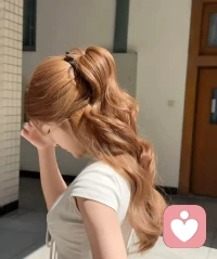 美女自律清醒语录

你是一个美女，每天醒来第一件事是喝温水和照镜子。

你不会把时间浪费在无意义的社交和熬夜刷视频上。
你的时间很贵，只能用来读书、运动、赚钱和变美。
你知道美貌是稀缺资源，但脑子才是铁饭碗。

宝宝，你是一个美女，谁消耗你，你就远离谁。
消息不秒回，误会不解释，烂人烂事不纠缠，更不会在心里翻来覆去像演电影。
真正的美女，不是没有脾气，而是把脾气留给了值得的事。
你只说好的、不行、谢谢，多一个字都没有。

宝宝，你是一个美女，你只吃干净的食物。
吃饭先蔬菜，再肉，再主食。
吃的时候一口嚼20下，把自己当成鞠婧祎。

宝宝，你是一个美女，你打一支波波都要3K起步。
别人上下嘴唇一动就是喜欢你，转个1314，根本比不上你打剩下的0.1ml乔雅登。

宝宝，你是一个美女，你把自己养得很贵。
不是花很多钱，而是花很多心思维持高质感。
你吃的、穿的、用的、所想的、交往的朋友，都配得上你想要成为的那个自己，你的配得感超级强。

所以，宝宝，你只管提升自己，变聪明，变好看，变有钱。
剩下的，都是别人的事儿。
你可是个美女，别瞎操心，宝宝。配图