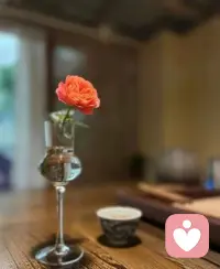 道家上乘境界，便是顺其自然、如有神助。

时常恍然，诸事机缘恰逢其时，冥冥似有推力相助，从非偶然与虚妄。

所谓神助，从无天外神力加持，乃是天时地利人和同频共振，心合大道、行循规律，前路阻碍自消；守本心清净，好运自来相伴；立身坦荡磊落，世事自为坦途。

世间从无天降鸿运，不过日积月累的修为、心性与福报，恰逢其时厚积迸发。配图