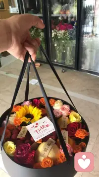 一个关于婚姻的话题

其实，不管当年你嫁给谁 都是嫁给了你当年的认知，嫁给你当年的匮乏，嫁给你当年那个时候最需要的东西。

这些年接的咨询里，有很多人都在回头抱怨：当初要是没选他就好了、这段婚姻是我这辈子最错的决定。可静下心来细想，真的是选择本身错了吗？或许不是，而是我们总习惯用当下的认知，去评判当年那个身不由己的自己。

比如有个女生叫小敏，因为她的家境普通，缺乏安全感，所以极度渴望安稳，于是在追求者中选了最踏实、愿意对她掏心掏肺的男人。

可随着日子推移，她在职场稳步上升，眼界越来越宽，却觉得身边这个安于现状的丈夫，没有热情和闯劲，两人的距离越来越远。

她曾无数次懊恼自己当初瞎了眼，直到看到当年另一个追求她的男生，如今虽事业有成，却依旧自私凉薄，因为出轨被抓净身出户。

那一刻她突然醒悟：以当年那个匮乏安全感、渴望被珍视的自己，就算再选一次，还是会走向同样的结局。

我们永远不能站在全能的上帝视角，去苛责过去的选择。当年的你，认知局限在方寸之间，需求也直白而迫切——或许是需要一个遮风挡雨的港湾，或许是需要一份被肯定的价值，或许是需要摆脱孤独的陪伴。那些选择，都是当时的你能做出的最优解，是你当年的认知和匮乏，共同推着你走向的必然。

电视剧《我的前半生》里的罗子君，年轻时满脑子都是“嫁个好男人就是人生赢家”，所以她放弃事业，围着家庭和丈夫打转。

彼时的她，认知里没有“独立女性”的概念，匮乏的是对自我价值的认同，所以只能把幸福寄托在婚姻上。直到丈夫出轨、婚姻破裂，她才被迫走出舒适区，一步步成长为独当一面的职场女性。

后来的她，自然看不上当年依附他人的自己，可若回到过去，以当时的认知，她大概率还是会做出同样的选择。

真正的成长，不是否定过去，而是理解过去。你如今对婚姻的不满，本质上是认知提升后的落差——你的眼界宽了、格局大了，可内心的匮乏和缺失，却还没来得及填补。于是你总想抓住婚姻、抓住伴侣，试图通过外界来救赎自己、弥补空缺。

可你忘了，当自身力量不够时，任何向外的索取都是徒劳，不过是从一个深渊，跳到另一个深渊。

婚姻说到底，只是换了一种身份过日子，内核依旧是你与自己的相处。那些指望通过婚姻填补空虚的人，最终都会发现：

丈夫给不了你完整的自我，孩子带不来永恒的安全感，婚姻也救不了内在的匮乏。人生这场圆满的拼图，最后一块从来不是别人，而是你自己。配图