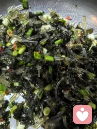 没来西安之前还真不知道地软是个啥？后来跟老公去老家房后的荒地里采了一些地软，那是没有根的，躺在小草根旁的小家伙，像一个又一个的小精灵！今天蒸了十几个地软粉条包，加了点儿蒜苗和干辣椒，简单的组合，美好的味道，我想身体一定喜欢这些，把身体养好了，心才能更健康配图