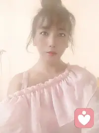 元宵的汤圆，我能自己煮；街头的花灯，我能自己看。可这万家灯火里，我偏偏想要一盏为我而亮。不是缺那点甜，是缺那份被放在心尖的惦记。女人要的从来不是物质，而是事事有回应的安稳。最动人的不是灯火璀璨，是有人穿过人海，把你宠成小孩。真正的偏爱，从不用伸手去要。愿今夜，有人懂你碗里的甜，更懂你心底的盼，双向奔赴，才算圆满，你值得所有的美好，加油我的女孩。配图