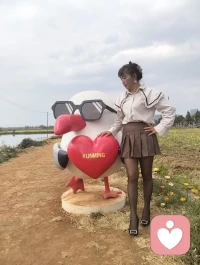 九块九的结婚证，不能保证你的幸福，它只能保证你们合法，不能保证你们合适，如果那个人爱你，即使没有结婚证，他依然爱你，他若不爱你，就算把她捧在手心里，他心里也不会有你，如果那个爱你，即使没有正他依然爱你，如果不爱你就算栓到裤腰带他也不爱你。配图