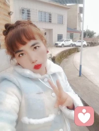 今年三八妇女节的广告语是：爱自己，才是终身浪漫的开始。只要皱纹不长在心里，我们永远年轻，永远风华正茂。不必被年龄定义，不必被世俗束缚，在人生的每一个阶段，都有乘风破浪的勇气。[太阳][太阳][太阳]配图