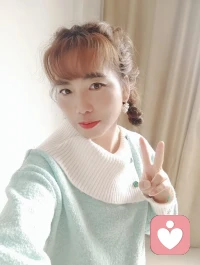 一个女人最动人的底气，是独立与清醒。有不伤人的教养，也有不被伤的气场。经济独立是铠甲，思想独立是锋芒，不攀附、不将就、不迷茫，活成自己的太阳，温暖且有力量。