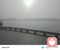 今天早上阳光温和，远方的山峦起伏像世间的事物的波动，而临近的湖水是那么平静，像此时此刻我的心。想起来了萨提亚的一首诗，做最好的自己。配图