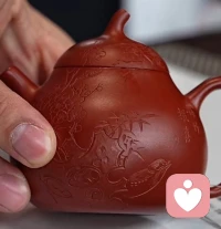 成人最好的奢侈品--灵魂伴侣
我们总以为爱情只有两种结局：拥有或者失去。
   却忘了还有第三种，那就是：你存在于我的生命之外，却活在我的信念之中。
   性，伴侣，婚姻只是表象。
   大家内心真正渴望的，是一段彼此能照亮，相互滋养的正向亲密关系，一个能“深度”对话，真正能看见你，与你灵魂契合的伙伴。
   这就是灵魂顶级的奢侈品。可遇不可求，需要极大的福报才能遇到。
   其实找个伴侣不难，找个能解决需求的也容易。
   容易的是上头，难得的是不腻，是话说完了，安静的在一起也不烦。
   太多关系，始于需求死于了解，身体近了，灵魂远了，这个时代什么都有，就是难得有个人，能让你彻底安心。
   性是边角料，爱是安眠药。
   灵魂伴侣，只有中年人才懂。
   它不是世俗的爱恋，更不是欲望的纠缠，是心与心的交融，是灵魂与灵魂的共振。
   入目无他人，四下皆是你，眼中再无其它风景。
   本身不完美，却因为有了彼此，而觉得世界如此美好，不是爱人却胜似爱人，不是亲人，却比亲人还要亲，这才是漫长岁月偶然邂逅的珍贵，灵魂深处，最坚定的依靠。
   他的出现填满你孤独的心，送来了你一直渴望的被理解，让你找到存在的价值感。
   让你疲惫的心暂时有了港湾，心神交融，是一种快乐，是一种唤醒，是一种力量。
   懂彼此的脆弱与柔软，懂彼此的强颜欢笑与狼狈和平凡，懂彼此的欲言又止和故作坚强。
   他像一束光，照进了你不愿向世人展示的内心深处，让你借助对方让自己变的更好。
   你有更多的美好和意义去追求，他让你觉得，人间值得，未来可期…配图