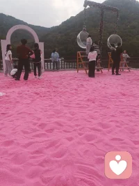 🪴 这里是你的安全角落。
 
在这个快节奏的时代，大家都太急着赶路了。
但我想告诉你，慢下来也没关系。
 
作为一名倾听师，
我见过太多深夜里的崩溃，
也听过太多无人诉说的遗憾。
 
我不奢望能解决你所有的问题，
但我可以承诺：
在我这里，你可以放心做回小孩，不必时刻坚强。
 
把你的故事讲给我听吧。
那些压在心里的石头，
我陪你一块一块搬开。
 
🌈 别怕，总有一个人，在等你回家。配图