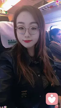 你是不是也有很多话
不敢发朋友圈
不敢跟家人说
不敢跟朋友讲
 
怕被嫌负能量
怕被说矫情
怕打扰别人
 
在这里
你可以放心脆弱
不用假装坚强
不用事事懂事
 
我会安静听你说
不打断、不八卦、不泄密
只共情、只陪伴、只治愈
 
有偿倾听·情绪陪伴
把心里的委屈和疲惫
慢慢说出来
说出来，就轻了配图