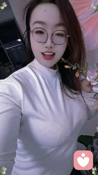 其实失恋没什么丢人的，
你只是认真爱过，真心付出过。
 
难过就难过吧，不用假装洒脱，
不用逼自己立刻放下，
也不用急着证明你过得很好。
 
你可以哭，可以失眠，可以发呆，
可以偶尔想起他，
但别忘了，
你也要慢慢把自己捡回来。
 
那些深夜的崩溃、无声的委屈，
都会一点点过去。
你失去的不是幸福，
只是一个陪你走了一段路的人。
 
真正属于你的，
从来不会让你一直难过，
真正对的人，
会在你变好的路上等你。
 
别急，慢慢来，
你会重新爱笑，重新勇敢，
重新爱上这个世界，
也重新被人好好爱着。
 
你很好，真的。
错过你，是他的遗憾，不是你的损失配图