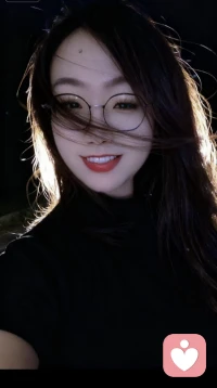 终其一生都在找一个
能说话、说对话、听懂你说话的人。
 
能说话，是不孤单；
说对话，是不委屈；
听懂你说话，是被安放。 
有些人，聊再多，也是过客；
有些人，只一句，便抵半生。
 
愿你不必再四处张望，
一回头，
就有那么一个人——
听你说，懂你苦，接得住你所有情绪，
把你的碎碎念念，
变成他的岁岁年年。配图