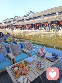 一个人最应该早点悟透的道理就是：对人性祛魅。对自己更好一点。
可是很多人一辈子都做反了
你是不是？配图