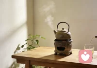 时间会抚平最深的伤口，伤痛终会结痂、脱落，

变成你身上最坚硬的铠甲。   在不远的前方，

是光明一片。配图