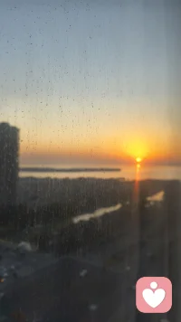 从不舍到放下，从烦躁到己静：幸福从来在于自我
 
人生一世，多数烦恼皆源于执念难释。我们常常困于不舍，纠结过往；陷于烦躁，扰动心神。总以为幸福寄托于他人的理解、外界的认可与圆满的境遇，历经岁月沉淀后方才领悟：真正的安宁，始于向内求索；真正的幸福，源于自我成全。
 
从不舍到放下，是一场与自我和解的心灵蜕变。许多时候，我们难以割舍的，并非某个人或某段时光，而是曾经毫无保留的付出、期待落空的不甘，以及习惯依赖后骤然失去的惶惑。我们紧握回忆不肯释然，执着于是非对错，试图在纠缠中寻求慰藉，却在反复内耗中耗尽心力。直至某个清醒的瞬间，才真正懂得：放下并非妥协，亦非遗忘，而是放过困顿的自己。松开执念的枷锁，才能让清风与阳光涌入心间，为真正属于自己的安稳与美好腾出空间。
 
从烦躁到己静，是一段趋向成熟的内在修行。年少时，心绪易被外界牵动，些许不如意便心生焦躁，些许不被理解便焦虑不安。岁月渐长方知，生活本就充满缺憾与无常，万事难以尽如人意。烦躁的根源，在于内心纷乱；焦虑的本质，在于过度在意他人目光。当我们学会将注意力回归自身，停止为无关人事消耗情绪，不再为无法改变的现实纠结，心境便会逐渐沉静。这份宁静，并非沉默寡言，亦非冷漠疏离，而是内心拥有笃定的力量，遇事从容不迫，得失淡然处之。于沉静中倾听心声、明晰方向，方能在尘世喧嚣中坚守本心。
 
幸福从来在于自我，这是时光赠予我们最珍贵的启示。前半生，我们总期盼有人遮风挡雨、懂欲言又止、护一世周全；走过半生才明白，最坚实的依靠是自己，最温暖的归宿是内心。不必仰望他人光芒，不必迎合世俗期待，不必将希望寄托于外物。凭借自身努力安身立命，以独立底气选择生活，用平和心态接纳一切。衣食自足，身心自安，想要的生活亲手争取，珍视的自我用心守护。这份清醒、独立与从容，便是最踏实长久的幸福。
 
人生下半场，核心不在于拥有多少，而在于释怀多少；不在于外界多喧嚣，而在于内心多安宁。从不舍到放下，是通透释然；从烦躁到己静，是沉稳修行。不困于情，不乱于心，不念过往，不畏将来。以清净之心观世界，以从容之心过生活，以温柔之心待自己。
 
幸福不在远方，而在心底；安宁不在别处，而在当下。愿我们都能坚守内心的光，走好属于自己的路，将幸福的主动权握在手中，在往后岁月里，自在安然，温暖向阳。