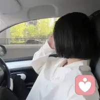 你是否感觉内心像被乌云笼罩？别担心，那只是阳光在穿透云层前的必经之路。每一次的情绪波动，都是心灵在向你发出信号，邀请你停下来，倾听它的声音。
 
我们无法控制阴晴，但可以调整看风景的心情。试着接纳不完美的自己，与内心的焦虑和解。你会发现，那些曾让你痛苦的经历，终将化为你成长的力量。
 
愿你我都能在这繁杂的世界里，守住一颗宁静的心，眼里有光，心里有力量。配图