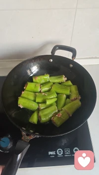 当你一个人的时候，扒拉一口菜，滋啦一口酒，哎呀，太好啦，旁边就是缺个人，没有人不要紧啊，有哥哥在做你的灵魂树洞啊