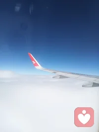 你有多久，没有好好被人听过了？

那些在深夜里翻来覆去的情绪，那些话到嘴边又咽下去的欲言又止，那个在热闹人群中依然感到孤独的自己——其实你需要的，或许不是一个教你如何做的人，而是一个愿意安静坐下来，听你把话说完的人。

心里倾听师，就是这样一个存在。

这里没有评判，没有打断，没有“你应该怎样”的说教。只有安静的陪伴，专注的聆听，和一个完全属于你的安全空间。你可以哭，可以笑，可以沉默，可以说那些从未对人提起的话。

很多时候，治愈的开始，不是找到答案，而是被听见。

当你发现自己的情绪被稳稳接住，当你的眼泪有人轻轻擦拭，当你那些混乱的思绪被温柔梳理——改变，就在这样的时刻悄然发生。

我在这里，愿意听你说。配图