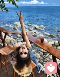 很多女人一生都在拼命证明两件事：
一件是“自己很漂亮”；另一件是“有人爱”。
殊不知跳出“让异性青睐”和“让同性羡慕”这两个怪圈后，真的会松弛太多。女人应该去看世界，体验各种新的事物，要把时间分给山川树木、江河湖海、日月星辰，而不是困于人际关系，把情绪内耗，当作多么重要的事。