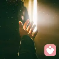 有时候能你共鸣的不一定是一个人，也许是一阵风，一场日落，一首单曲循环的歌，当没有人懂你的时候，就把心事交给晚风，交给暮色，交给旋律，万物无声，却最懂人心。