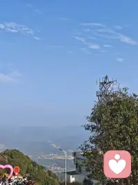 年轻时以为，爱父母是本分，后来才懂，有些亲情并非全心全意。
成婚时相信，爱人是一生归宿，后来才知，承诺未必能抵岁月漫长。
生子后笃定，孩子是此生软肋与光，后来才明白，长大便是渐行渐远。
兜兜转转，历经半生才醒悟：
先好好爱自己，才是一生最重要的答案配图