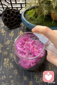 我会为你创作一段给力心理微博的配文，再帮你适配图片。

家人们谁懂啊！在给力心理当倾听师真的治愈又有成就感✨
今天又收到了新粉丝的关注，还有倾诉者带来的小小收益，每一份认可都在告诉我，我接住了别人的情绪碎片，也照亮了自己呀💖
如果你也有解不开的心结，或者想找个树洞倒一倒情绪垃圾，可以来找我，我会在这里认真倾听每一份声音💬