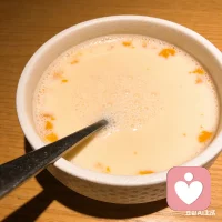 好好吃饭，也是一种自我疗愈。
今天用贝贝南瓜煮了一碗暖暖的南瓜牛奶，不用去皮，洗干净切块煮软，加牛奶一焖，香甜又安心。
生活不必很复杂，一口温热，就能安抚一天的疲惫。
好好照顾自己，从认真吃好每一餐开始。配图